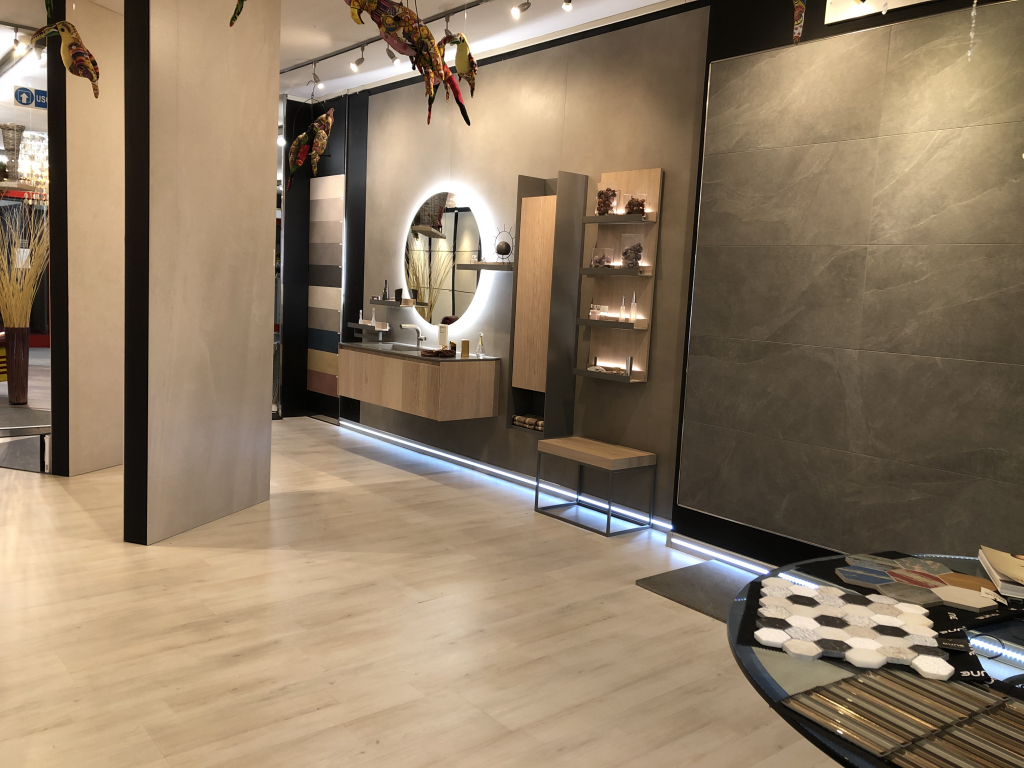 corridoio-store-con-varie-proposte-di-pavimentazione-e-arredo-bagno